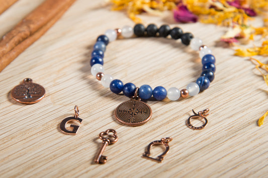 Sodalite, agata bianca, lava, rame, charms